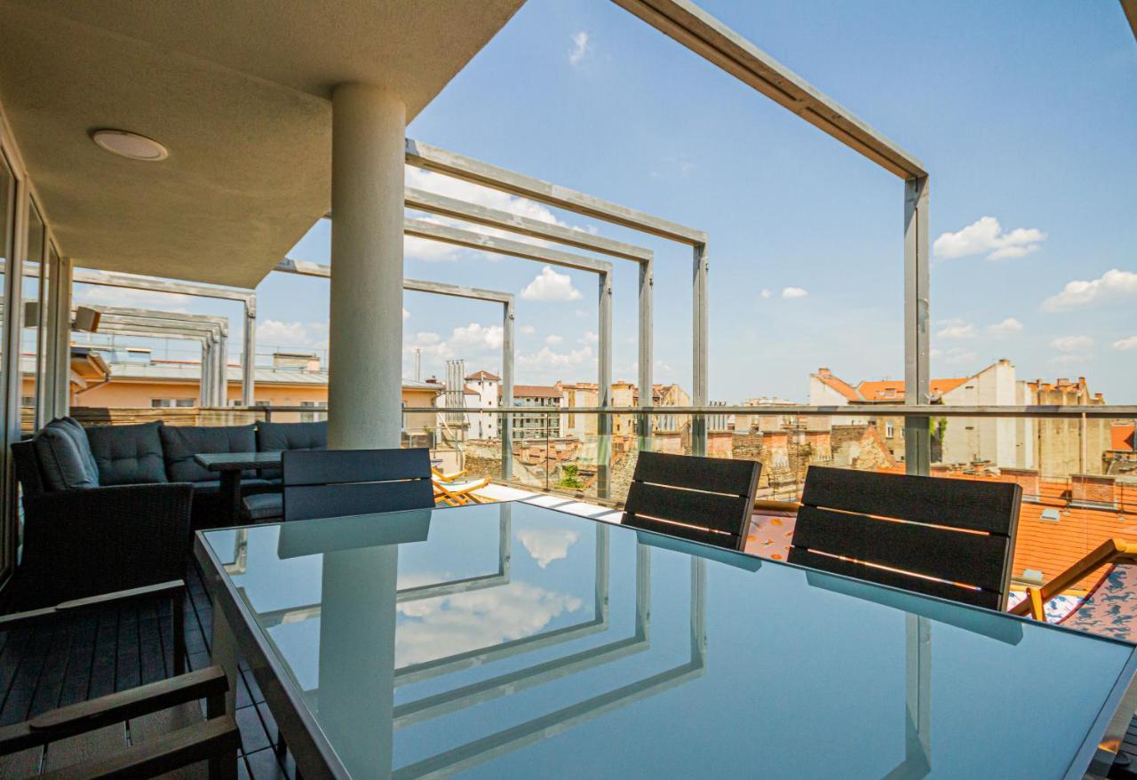 Apartment Luxury With Balcony In Downtown