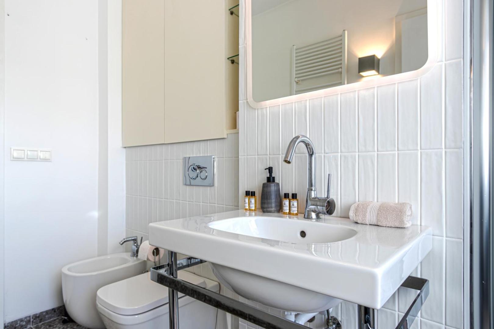 Apartment Luxury With Balcony In Downtown