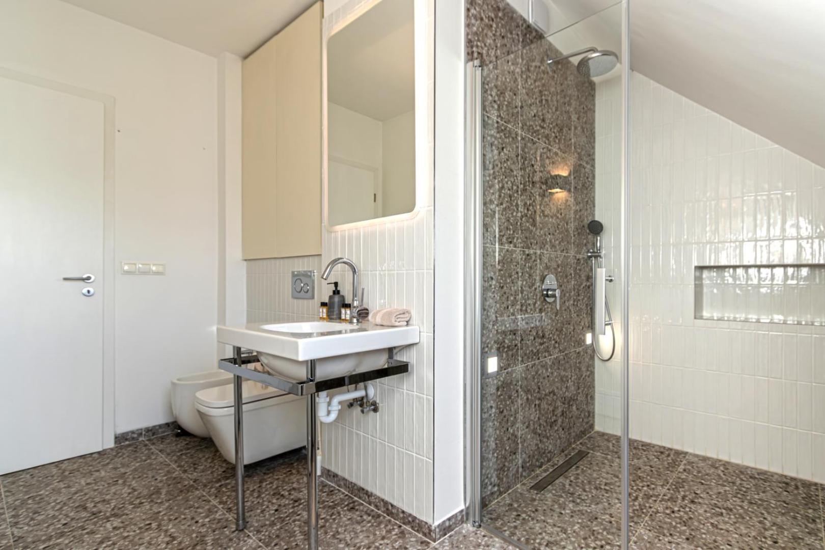 Luxury With Balcony In Downtown Apartment *